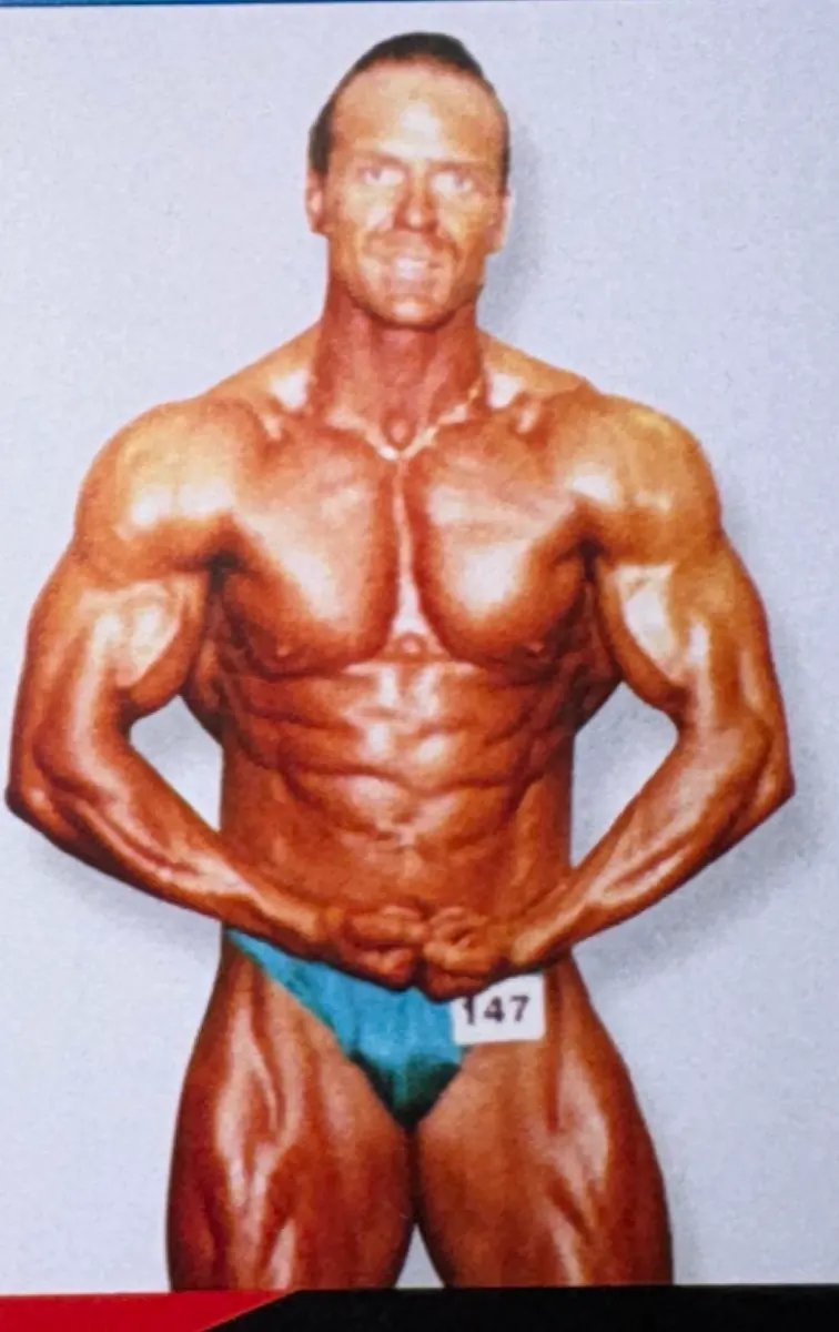 Hagen Anton 1999 in Wettkampfform auf der Bühne