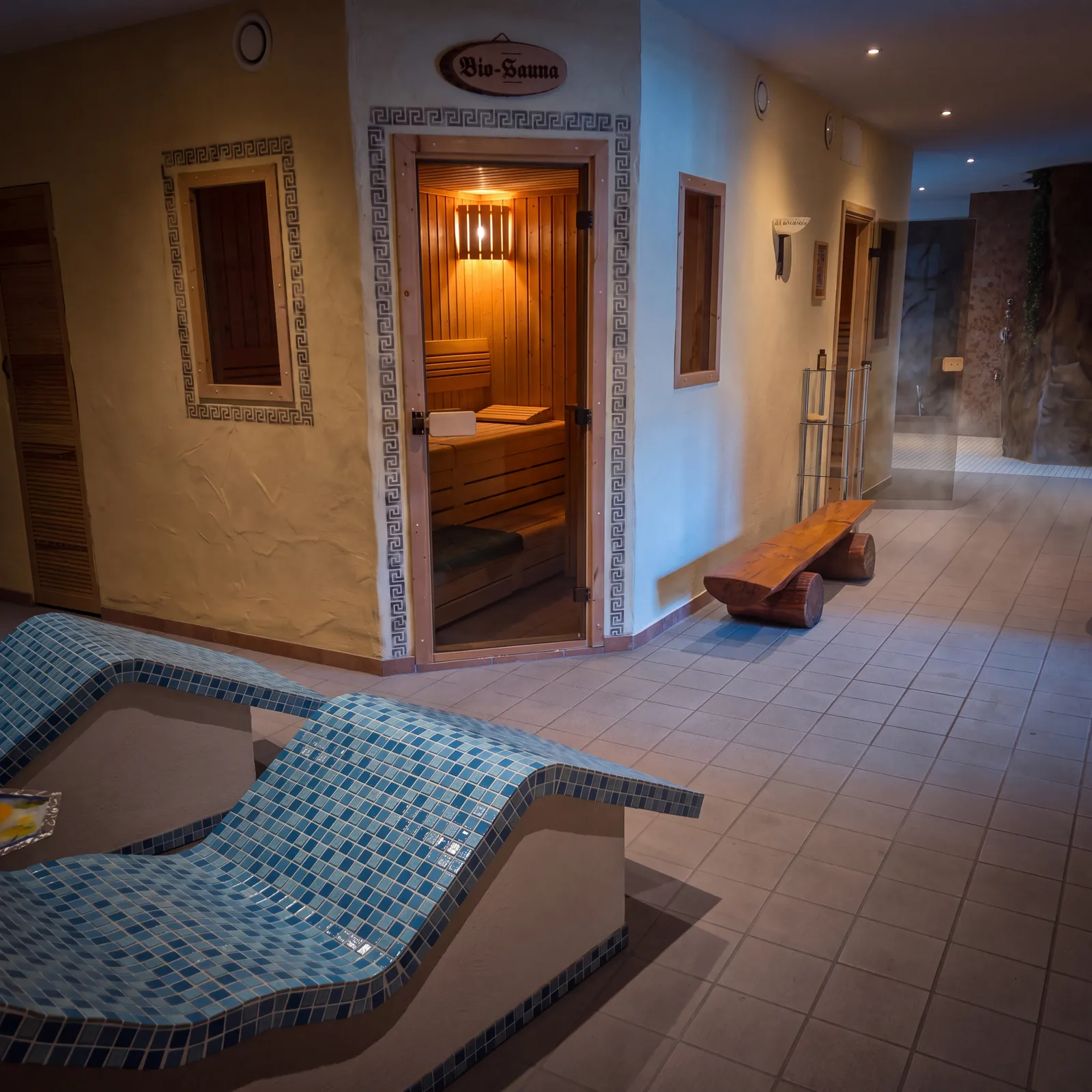 Wellnessbereich mit Bio-Sauna, Wärmeliegen und Erlebnisdusche